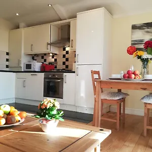  Apartment Bright, Modern 1 Bedroom Apartment, Uplands,