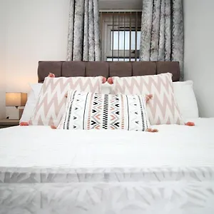  Apartment In The Heart Of Swansea- Tv In Every Bedroom!