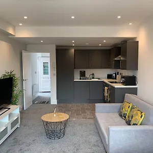 Cosy Studio Flat - Near City Centre Apartment