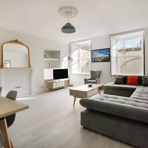  Apartment Free Parking! Very Large 2 Bedroom Clifton Flat